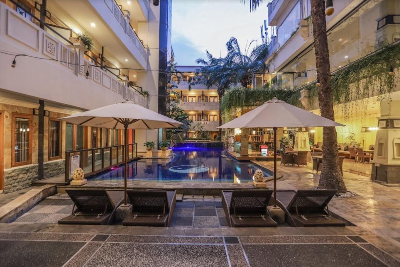 Famous Hotel Kuta Formerly Permata Kuta Hotel Extérieur photo