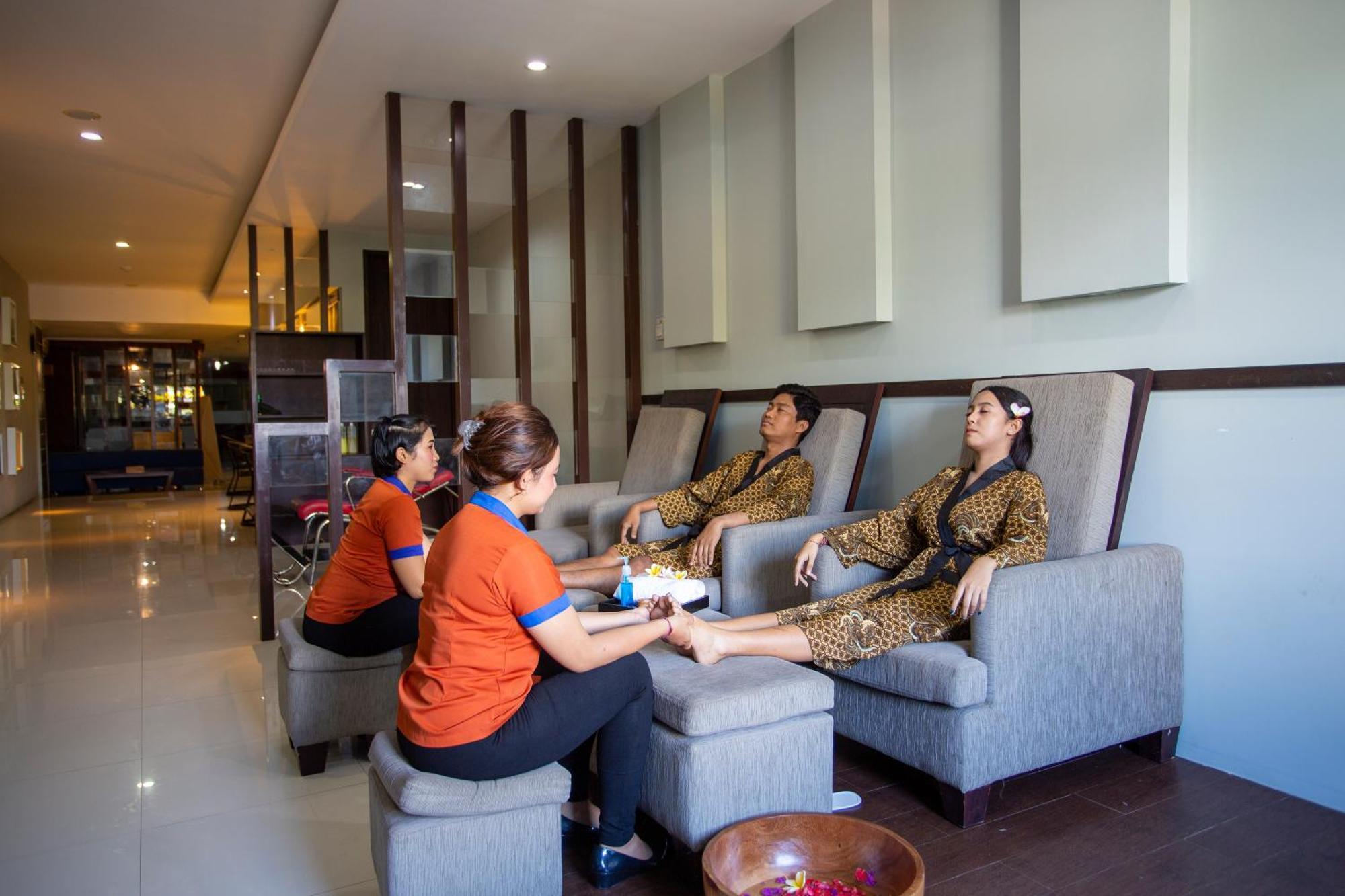 Famous Hotel Kuta Formerly Permata Kuta Hotel Extérieur photo