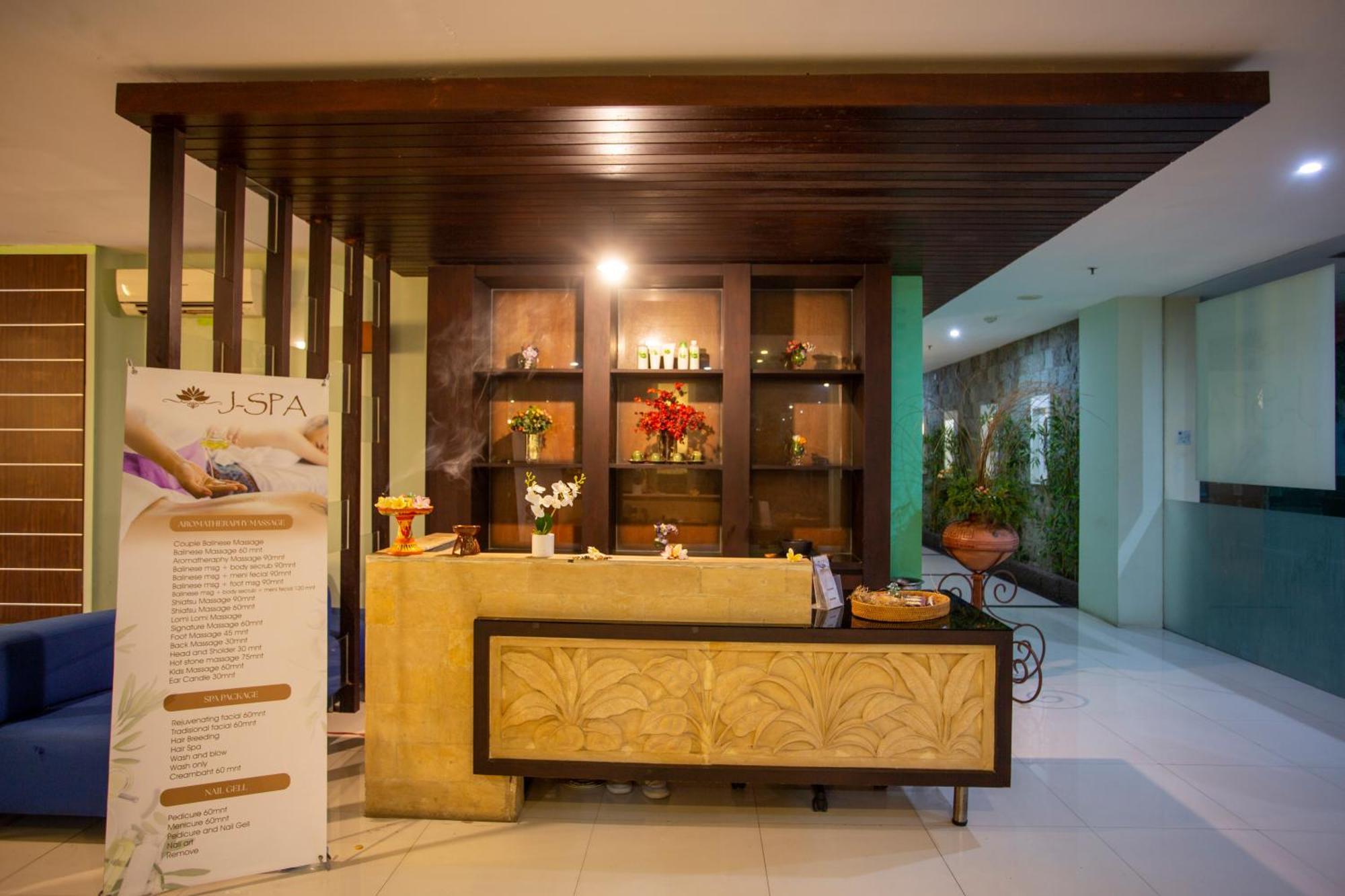Famous Hotel Kuta Formerly Permata Kuta Hotel Extérieur photo
