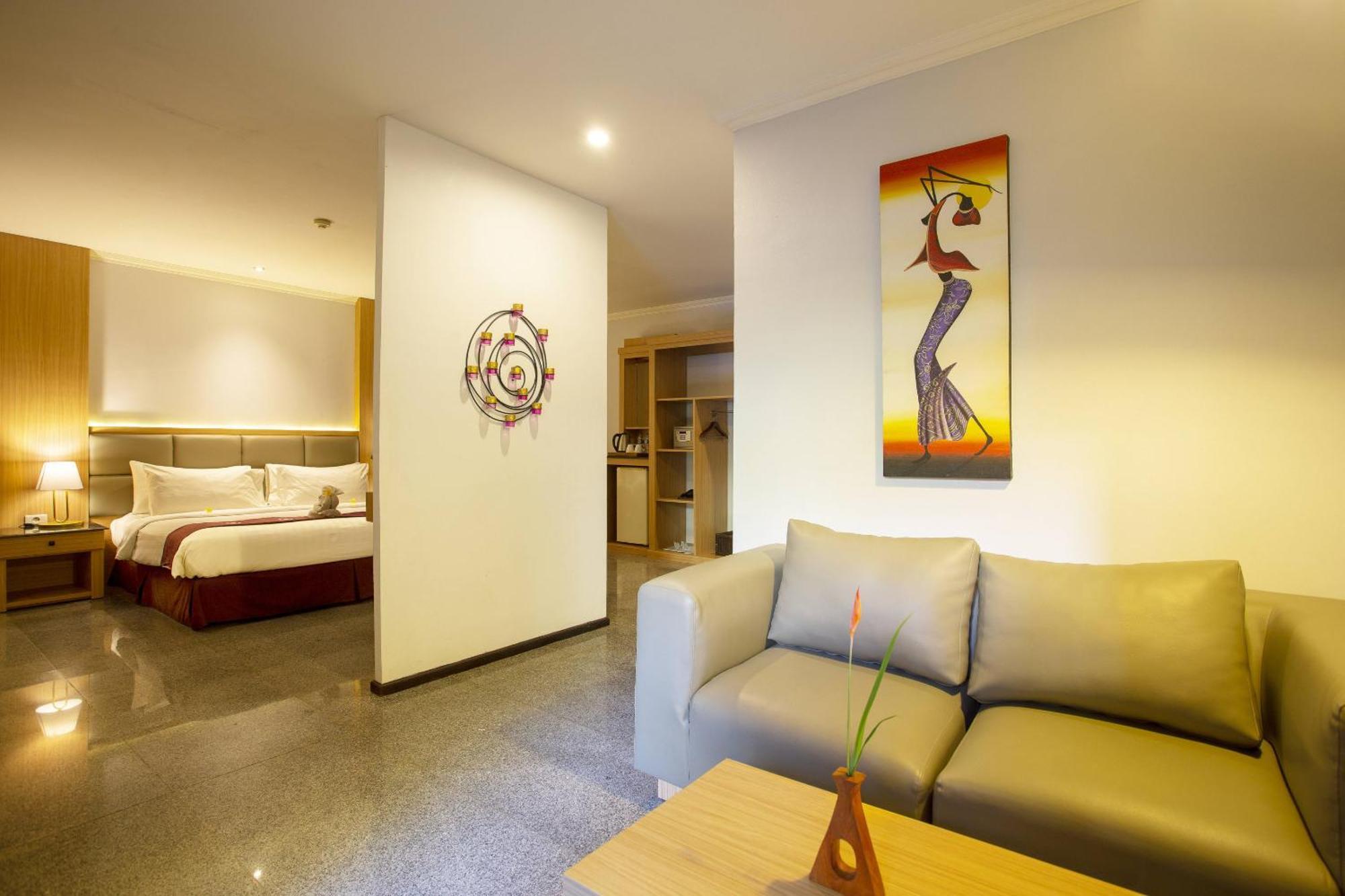 Famous Hotel Kuta Formerly Permata Kuta Hotel Extérieur photo