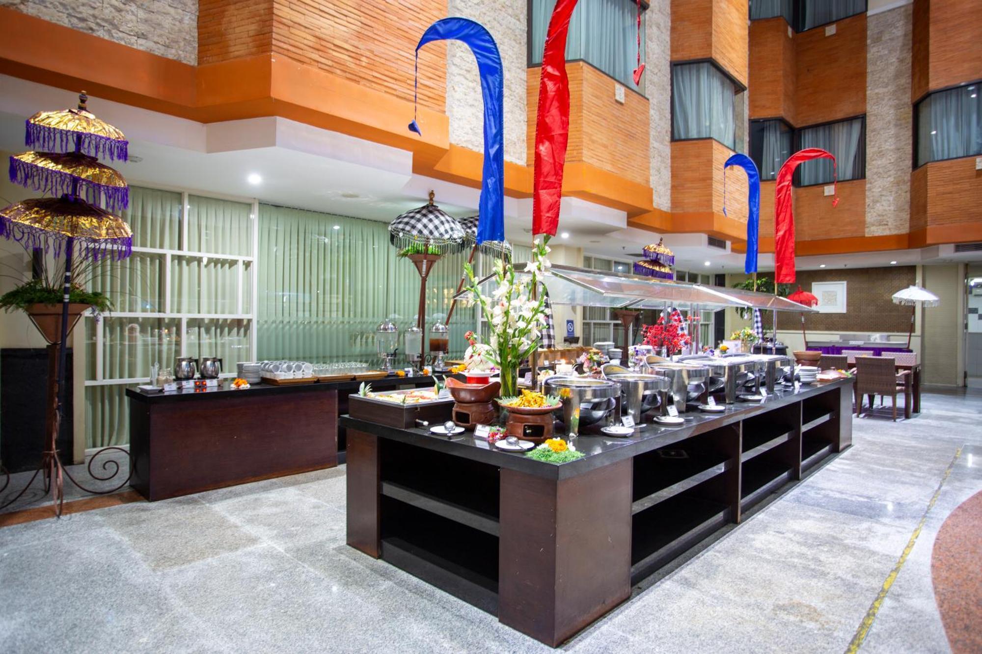 Famous Hotel Kuta Formerly Permata Kuta Hotel Extérieur photo
