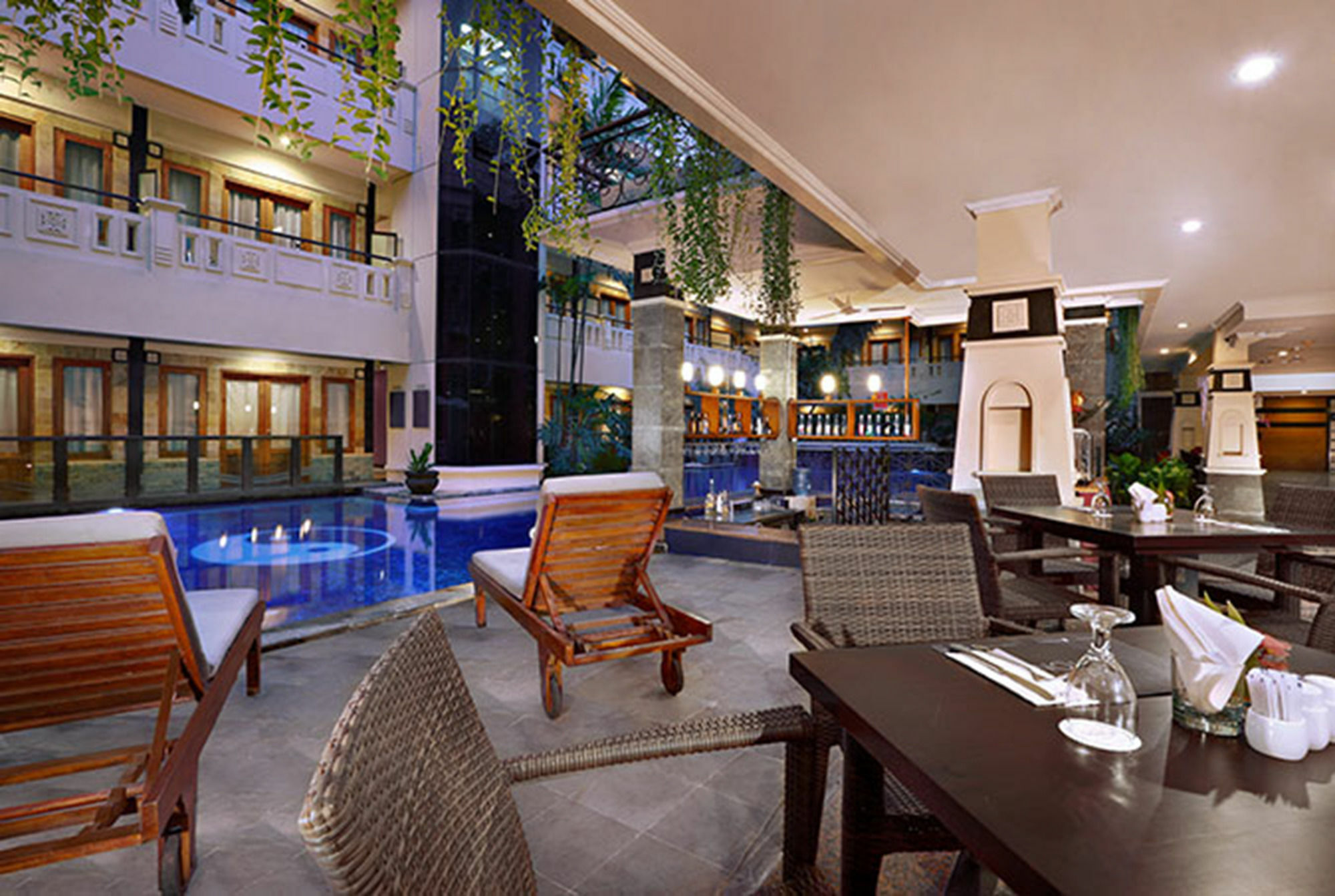 Famous Hotel Kuta Formerly Permata Kuta Hotel Extérieur photo