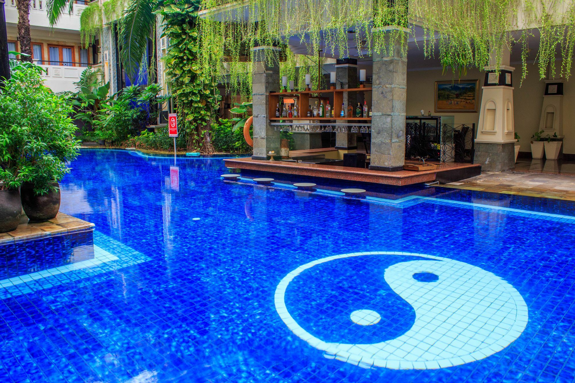 Famous Hotel Kuta Formerly Permata Kuta Hotel Extérieur photo